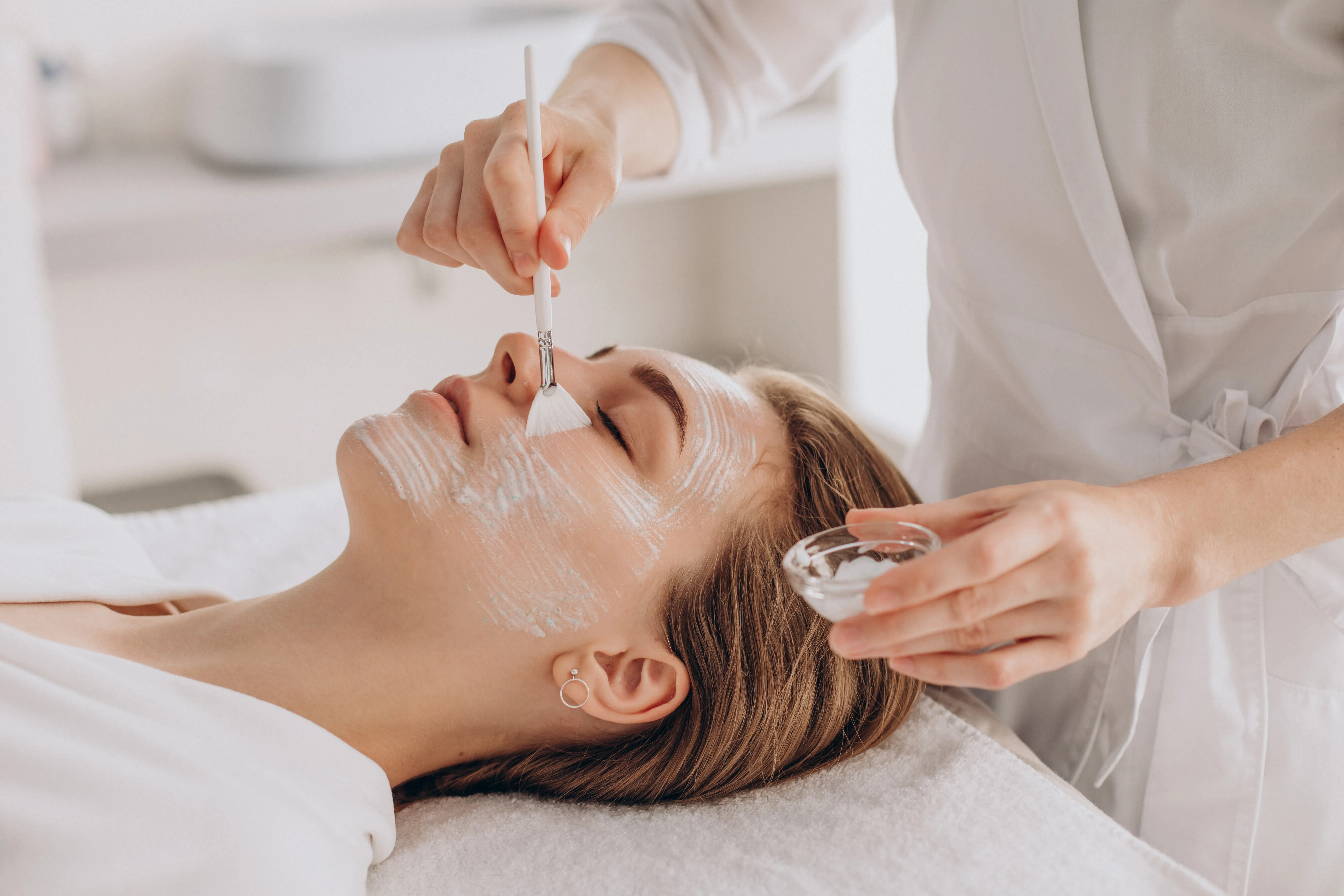 Dermatologista destaca os riscos de usar produtos sem comprovação científica