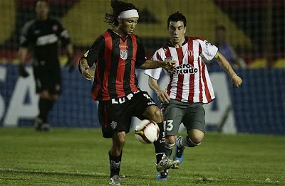 Apodi em ação contra o River (URU) pela Sula, em 2009