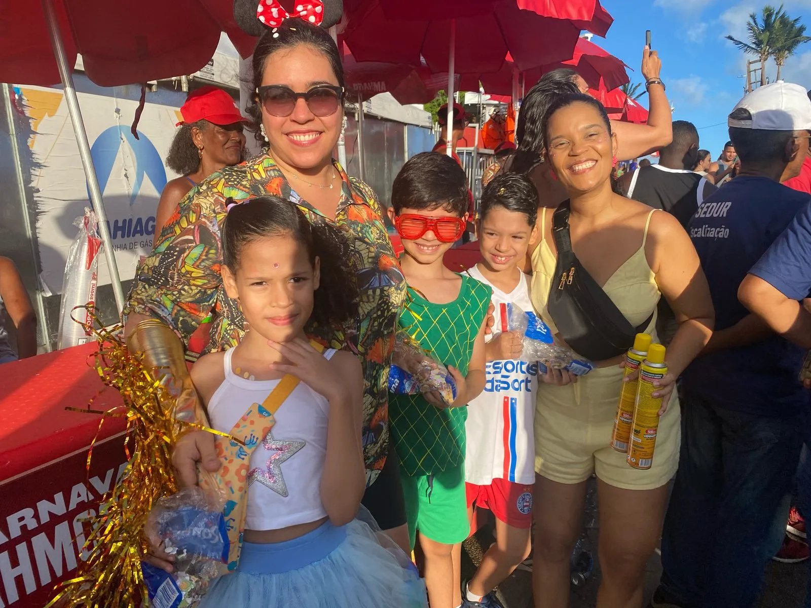 Mariana Rigolon com filho e amigos