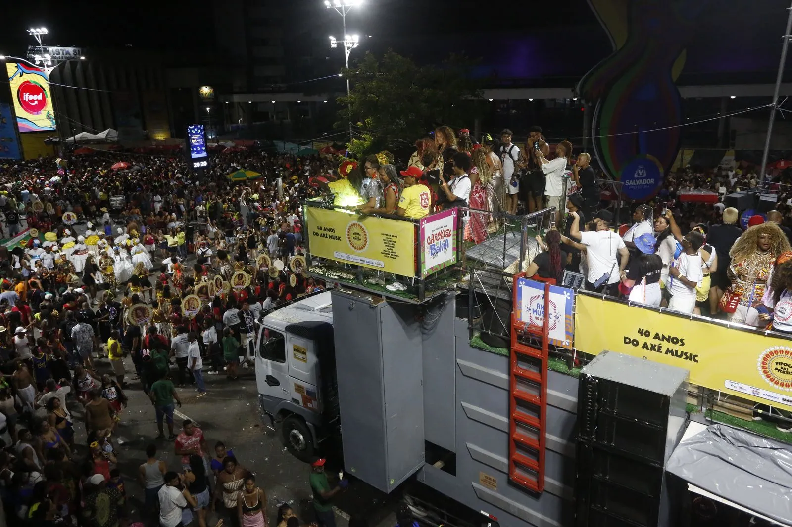 Larissa Luz, Majur, Márcia Short e Laurinha Arantes estão em cima do trio