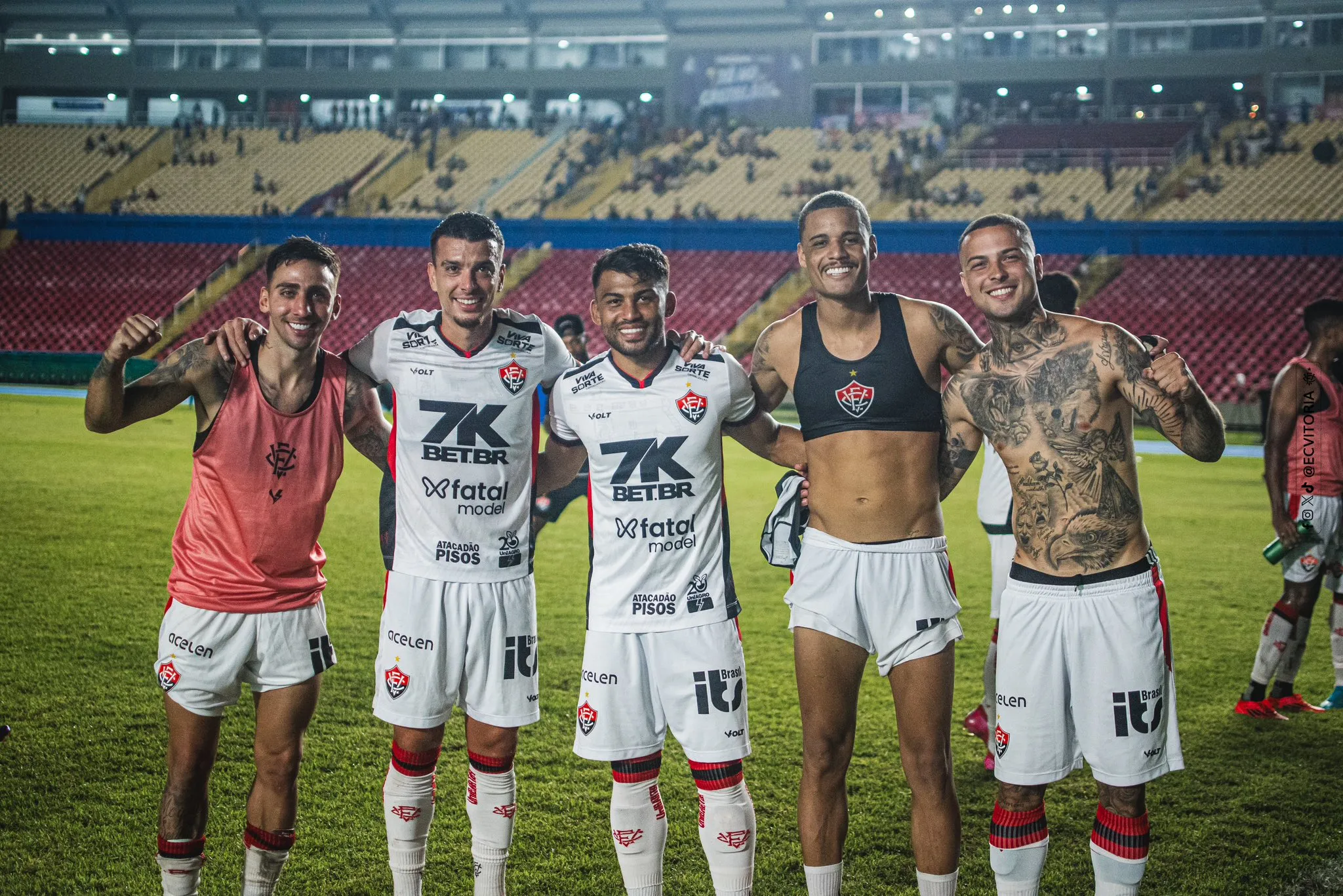 Elenco rubro-negro celebra mais um jogo sem perder