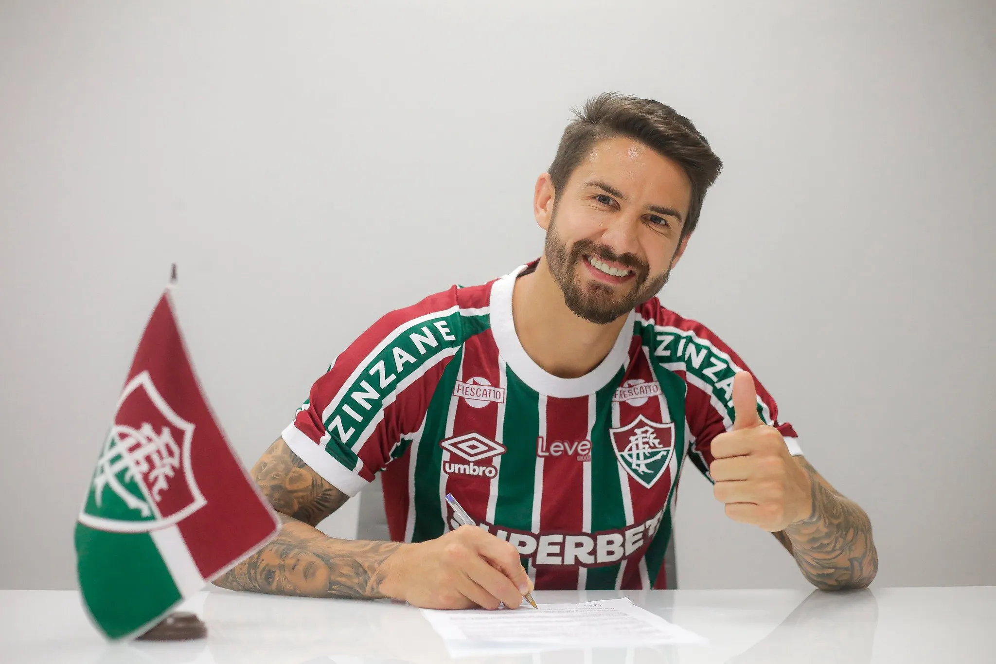 Everaldo com a camisa do Fluminense