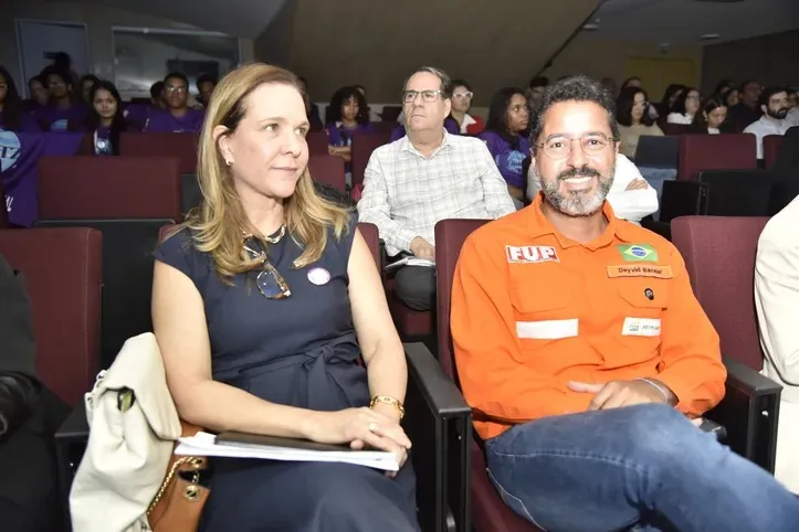 Na foto, Lílian Melo - gerente executiva do Centro de Pesquisas, Desenvolvimento e Inovação da Petrobras – CENPES com Devid Bacelar, coordenador geral da FUP (Fundação única dos Petroleiros)