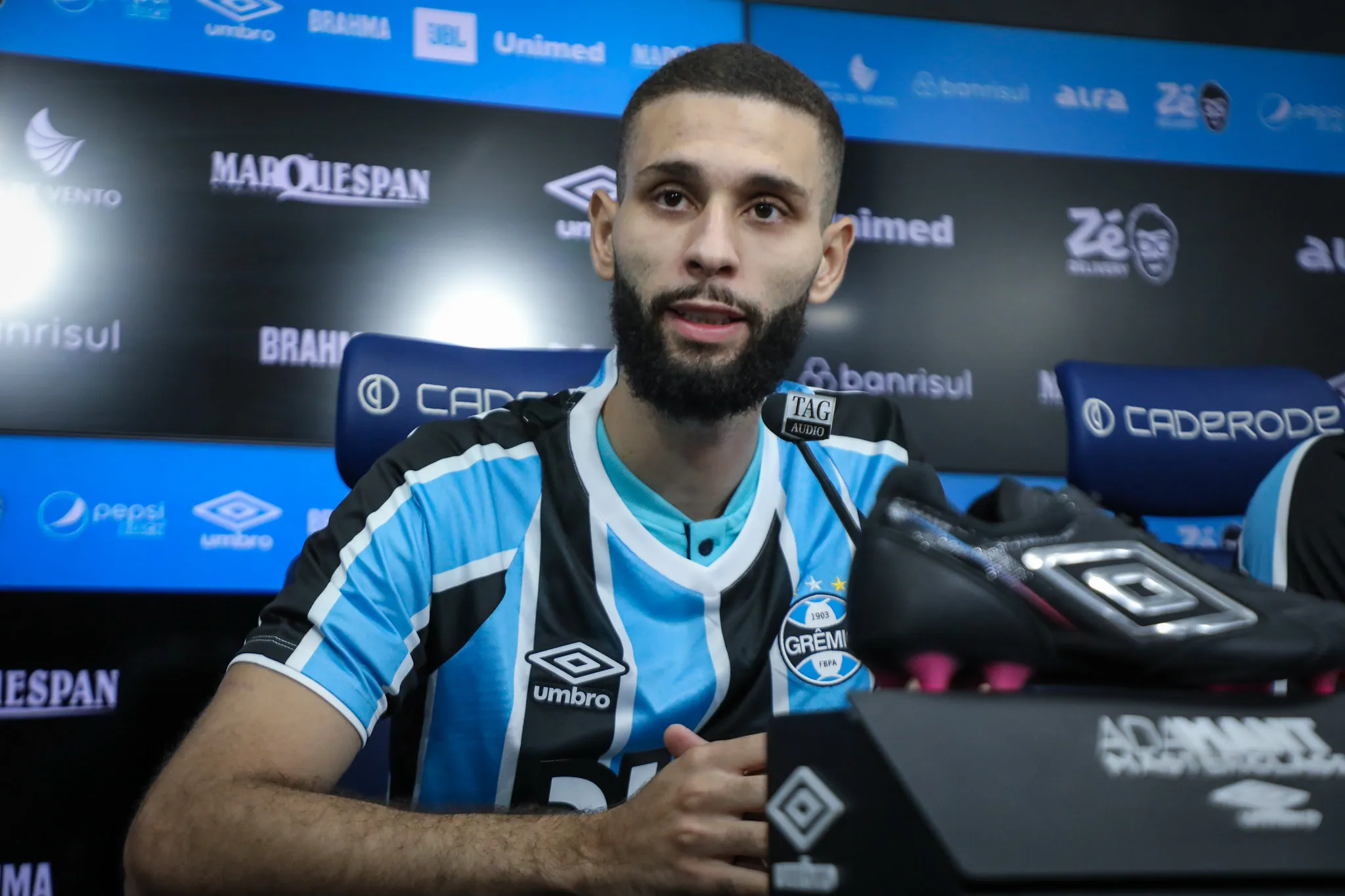 Zagueiro foi apresentado como novo reforço do Grêmio