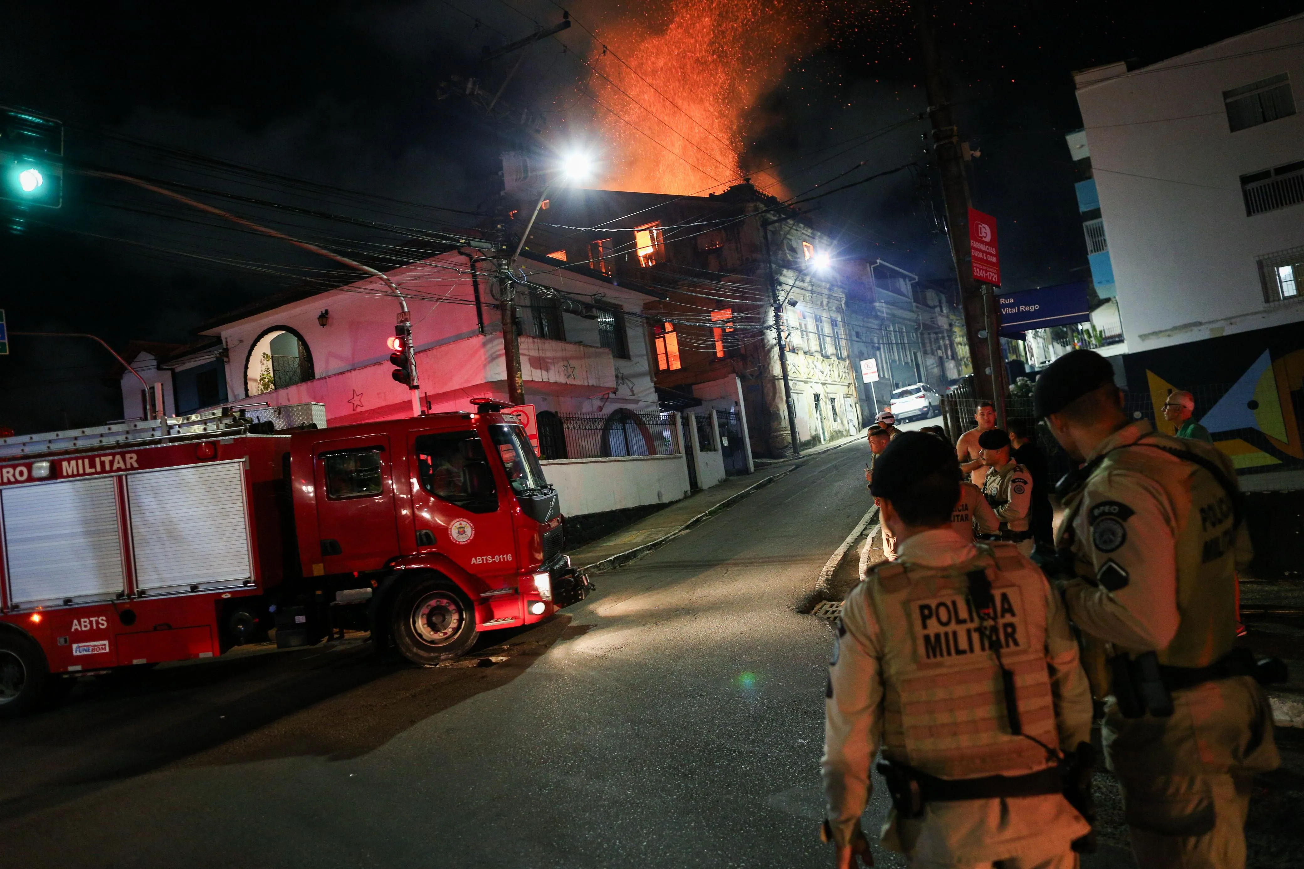 Bombeiros e Militares no local