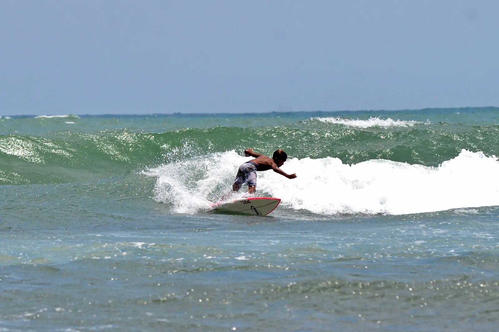 Litinho, pai de Davi, é professor de surf