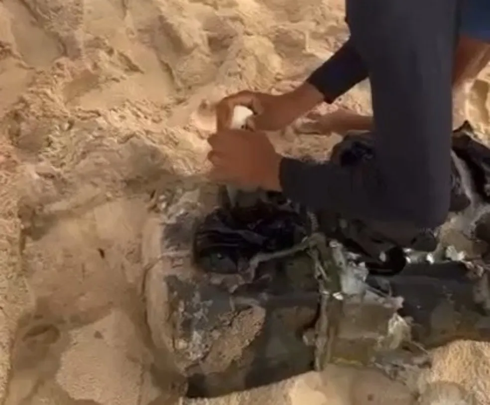 A droga estava dentro de um saco preto, na faixa de areia da praia