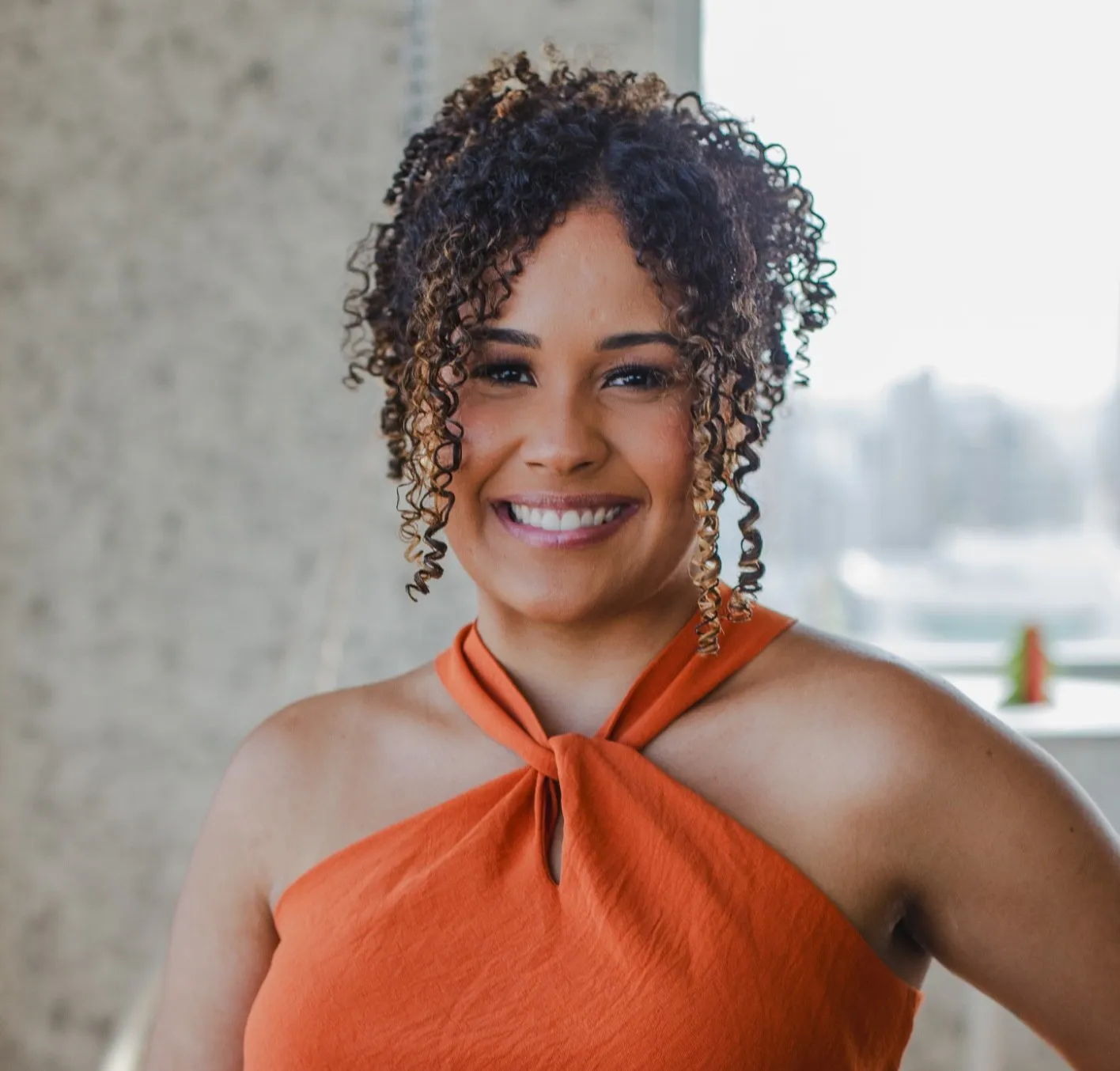 Mayra Macedo (@mayramacedo.financas no instagram) é educadora financeira e professora de matemática