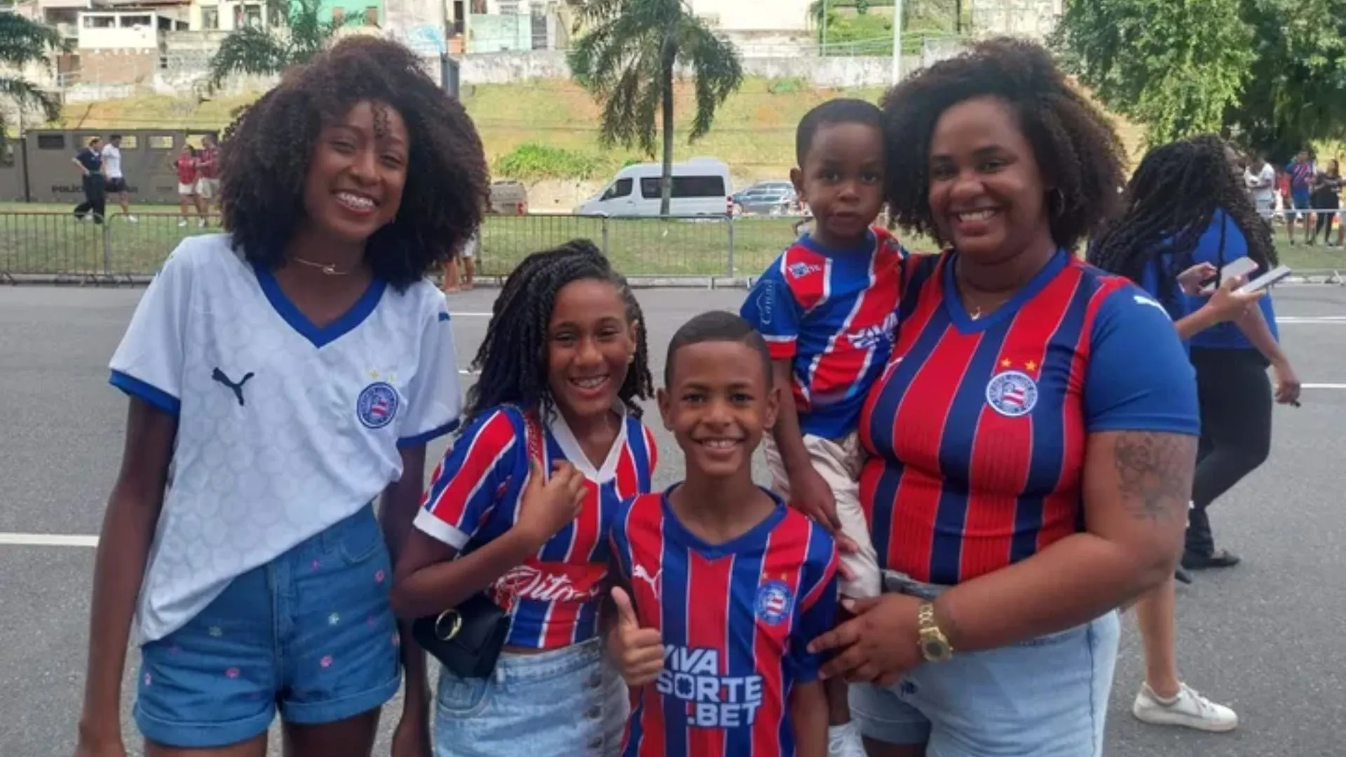 Giovana, a de camisa branca, e Juliane, de camisa tricolor com bebê no colo