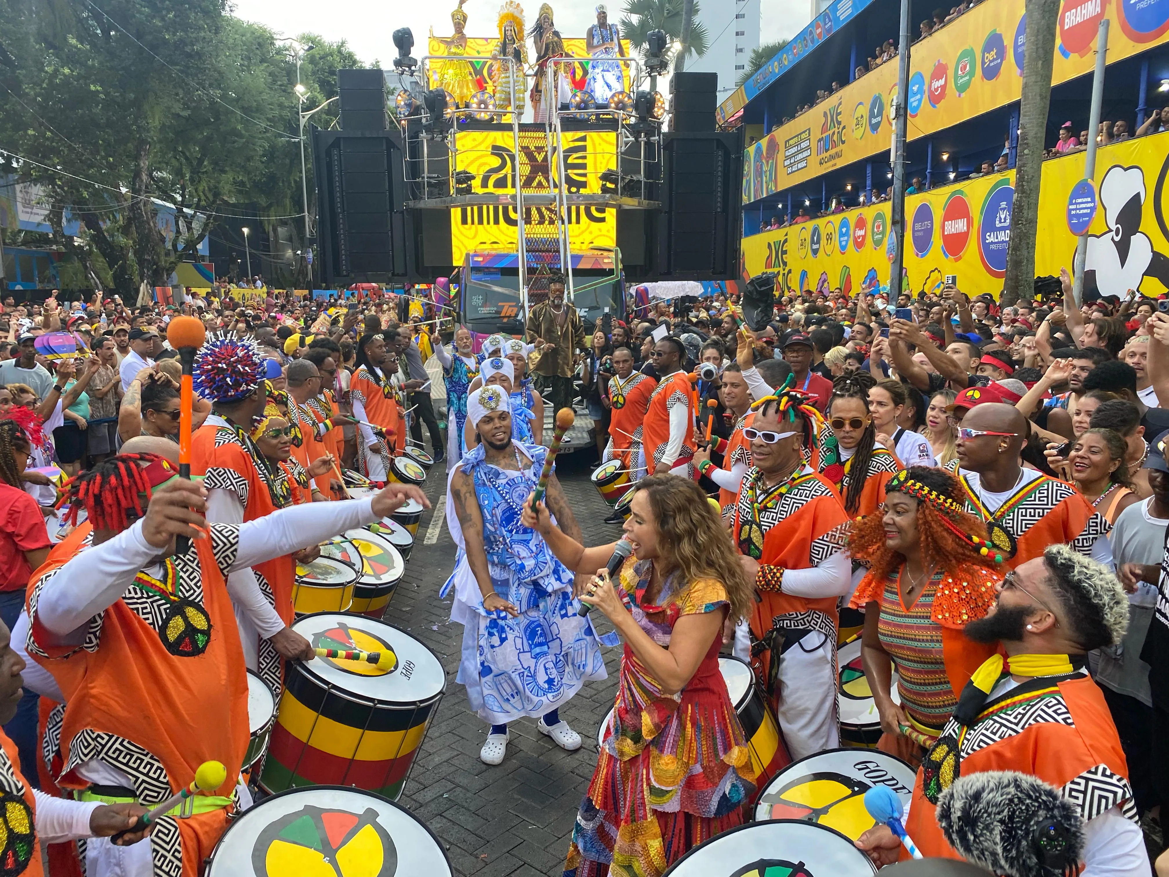 Carlinhos Brown recebeu o Olodum, Margareth Menezes, Daniela Mercury e outros nomes do axé