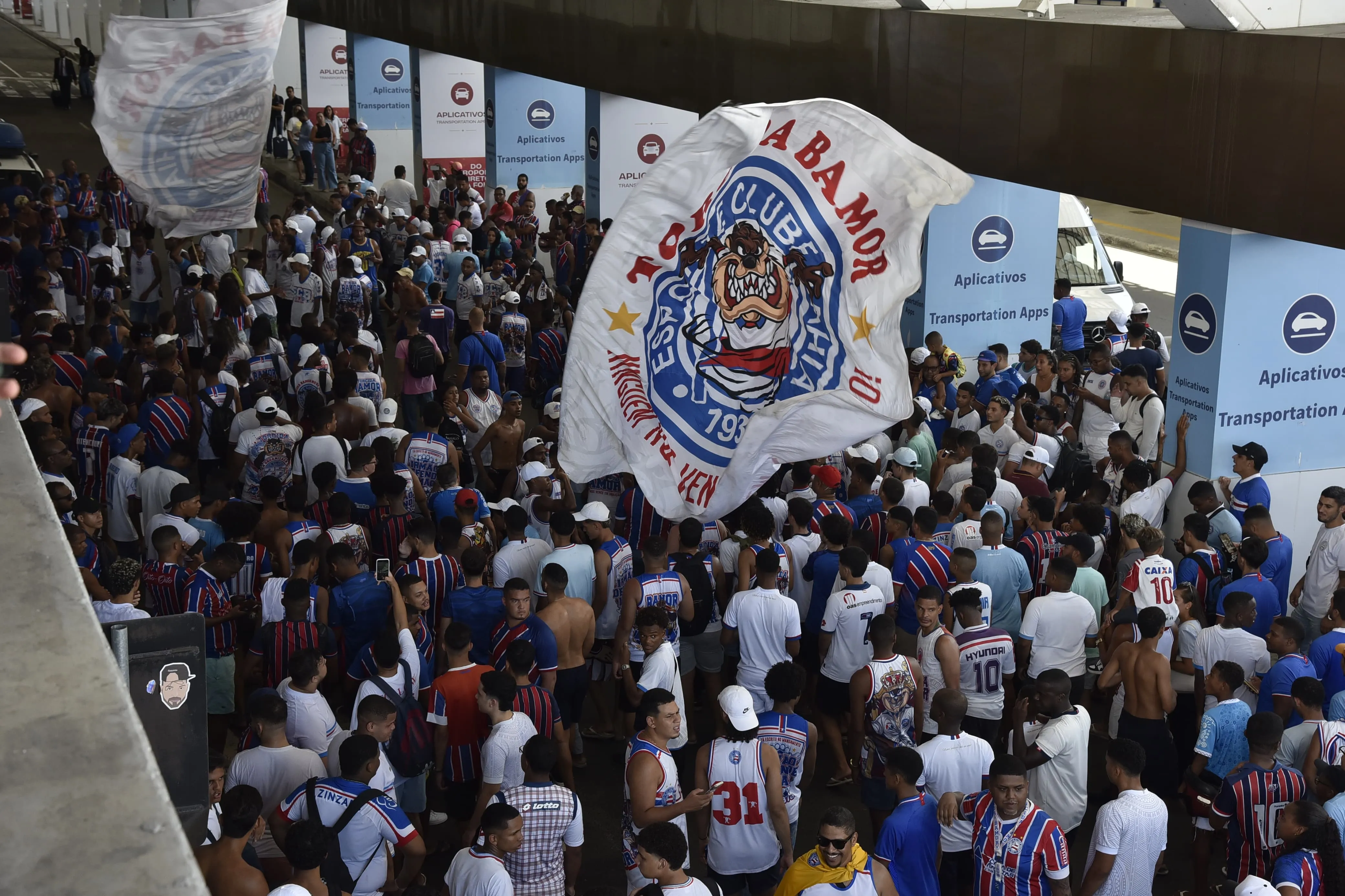 Torcida lotou o aeroporto para apoiar jogadores e comissão técnica