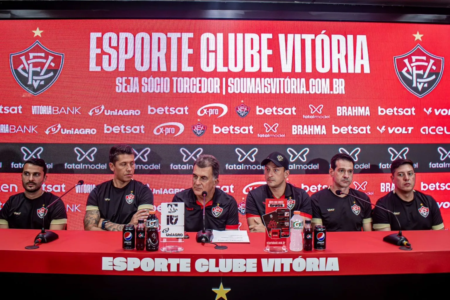 Carpini em sua primeira entrevista como treinador do Vitória, há um ano