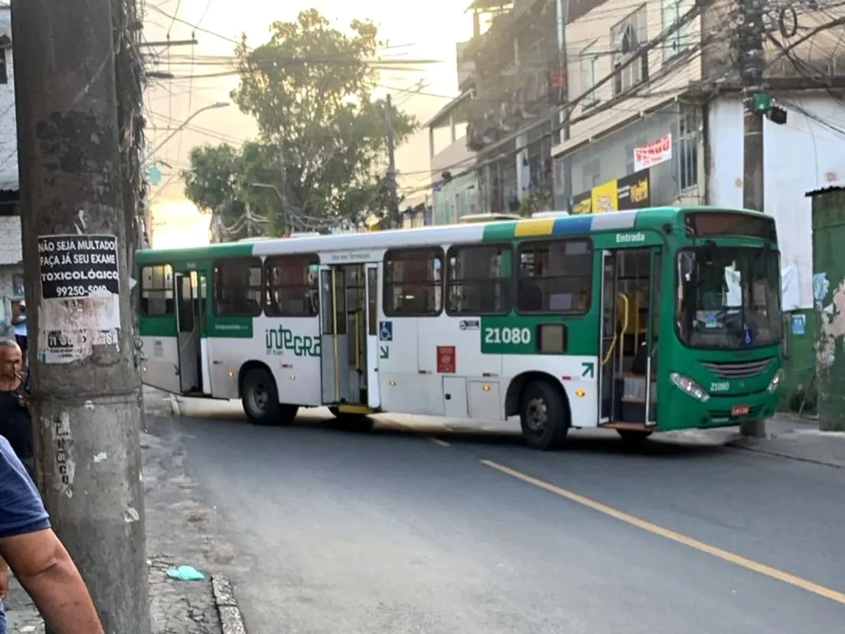 Ônibus atravessado na via pelos manifestantes