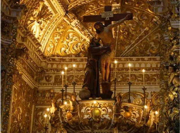 Imagem ilustrativa da imagem Veja como era e como ficou 'igreja de ouro' após desabamento