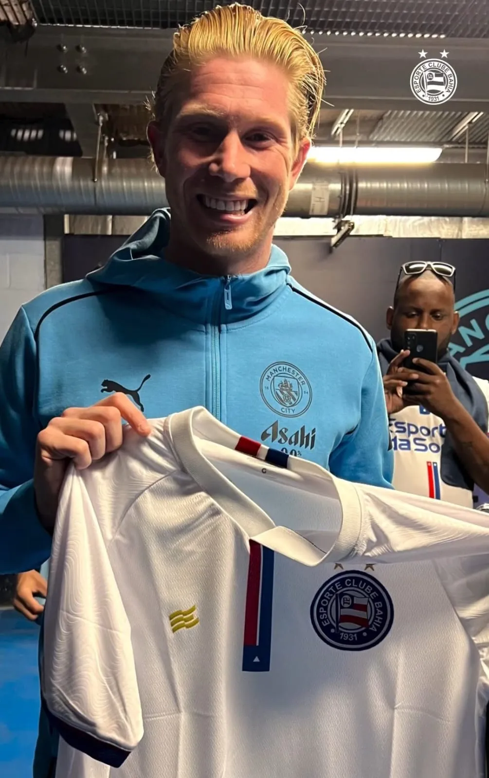 KDB com a camisa do Bahia