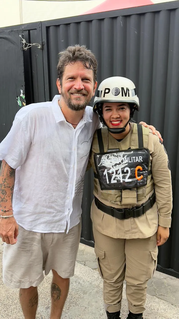 Saulo Fernandes e a soldado Carolina