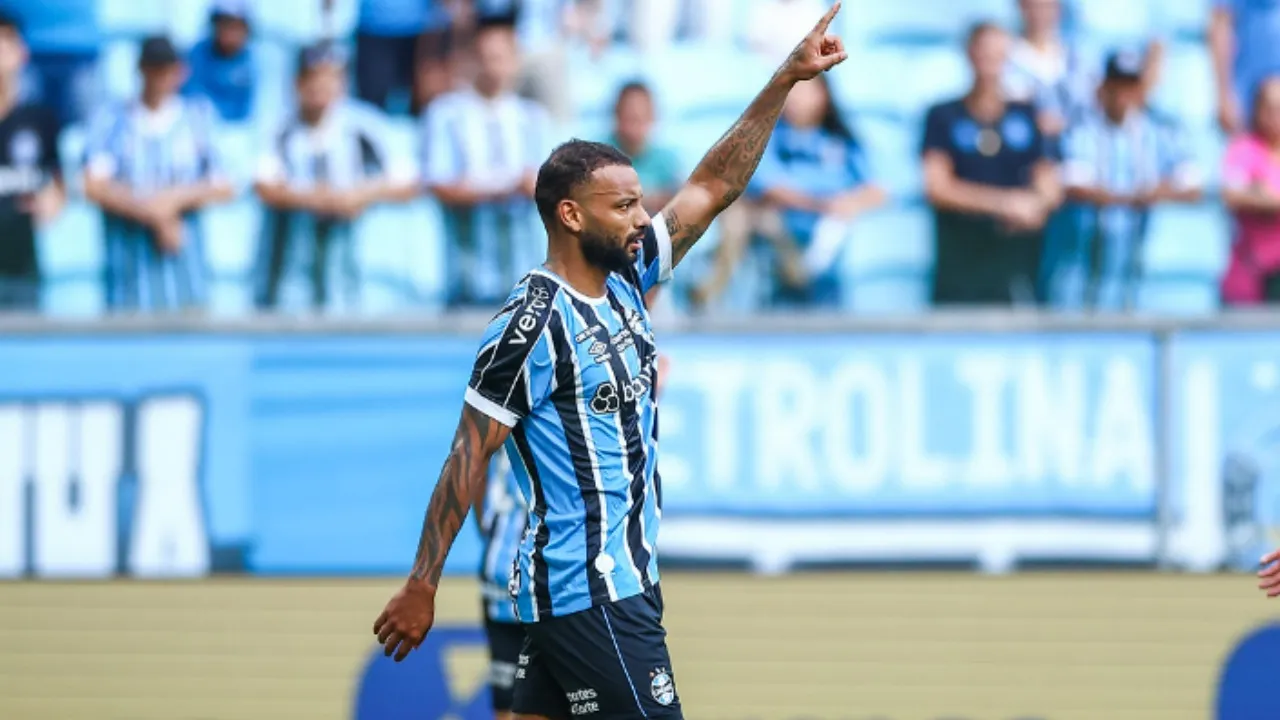 João Pedro Galvão vestiu a camisa do Grêmio entre 2023 e 2024