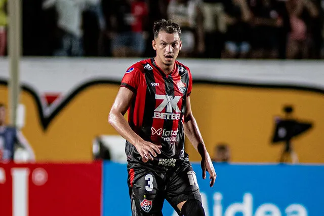 Zé Marcos, zagueiro do Vitória