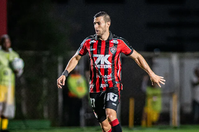 Raúl Cáceres, lateral do Vitória
