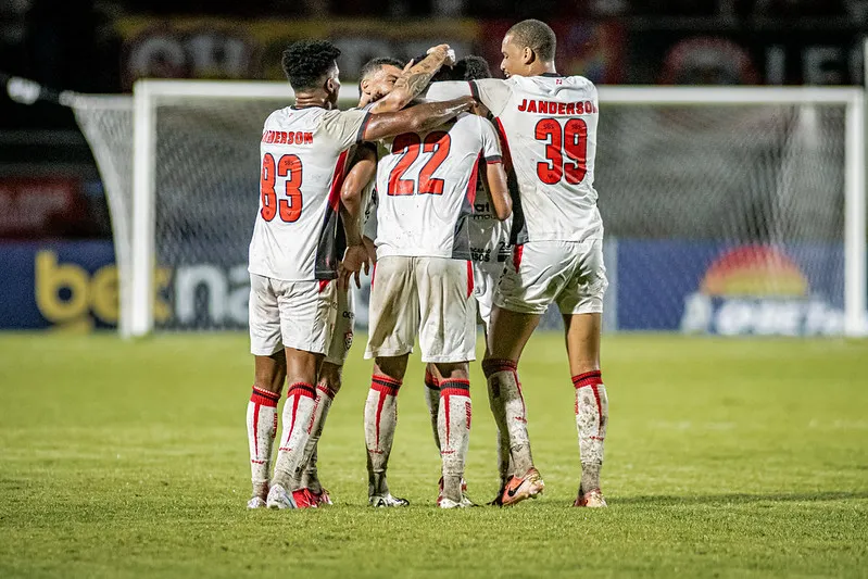 Jogadores do Vitória comemorando goleada sobre o Carcará, em Alagoinhas