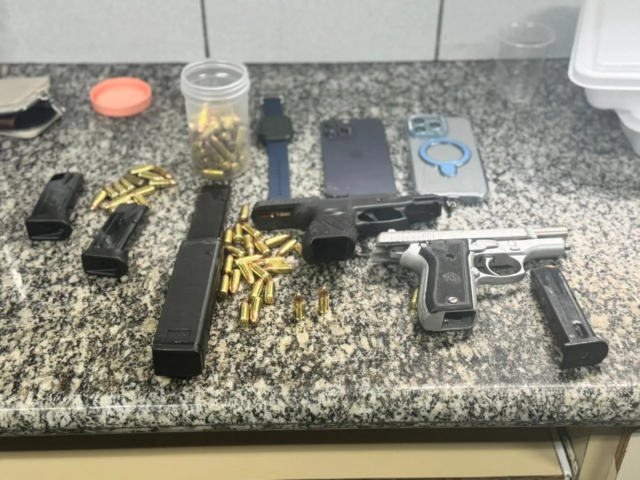 Foram apreendidas pistolas, carregadores e munições