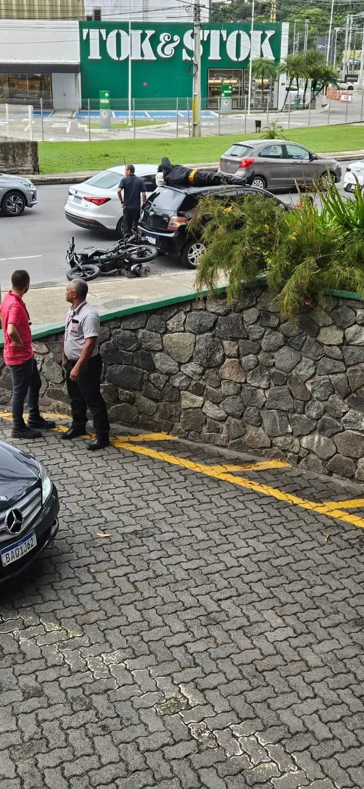 Imagem ilustrativa da imagem Acidente no trânsito deixa motoqueiro caído sobre teto de carro