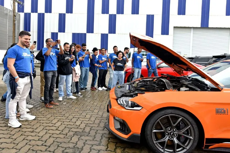 Os jovens puderam até entrar nos carros