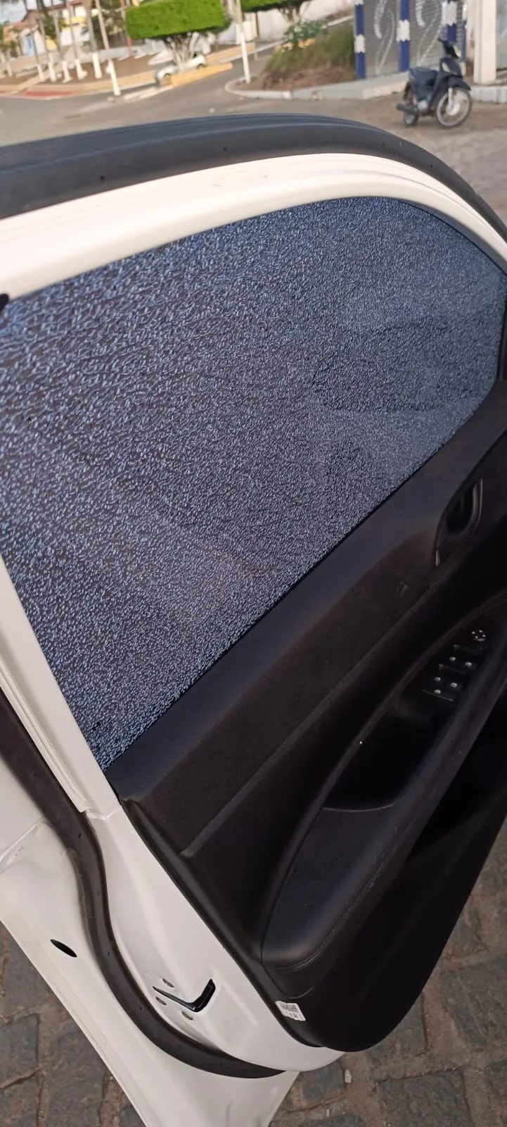 Vidro do carro estourado por bomba junina