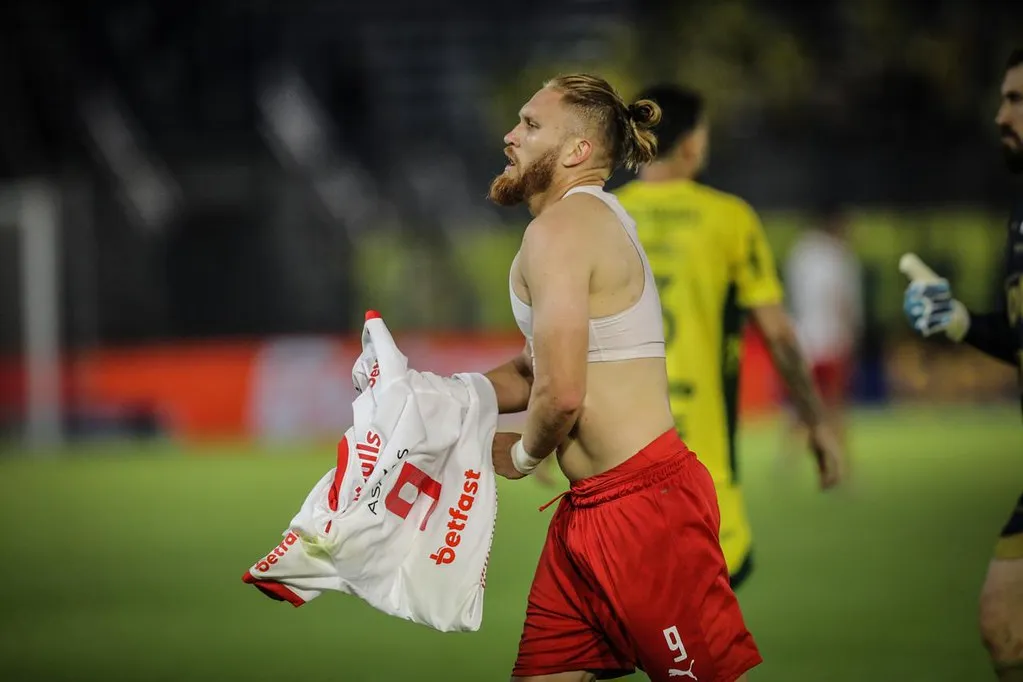 Pitta celebrando gol marcando nos acréscimos contra o Mirassol