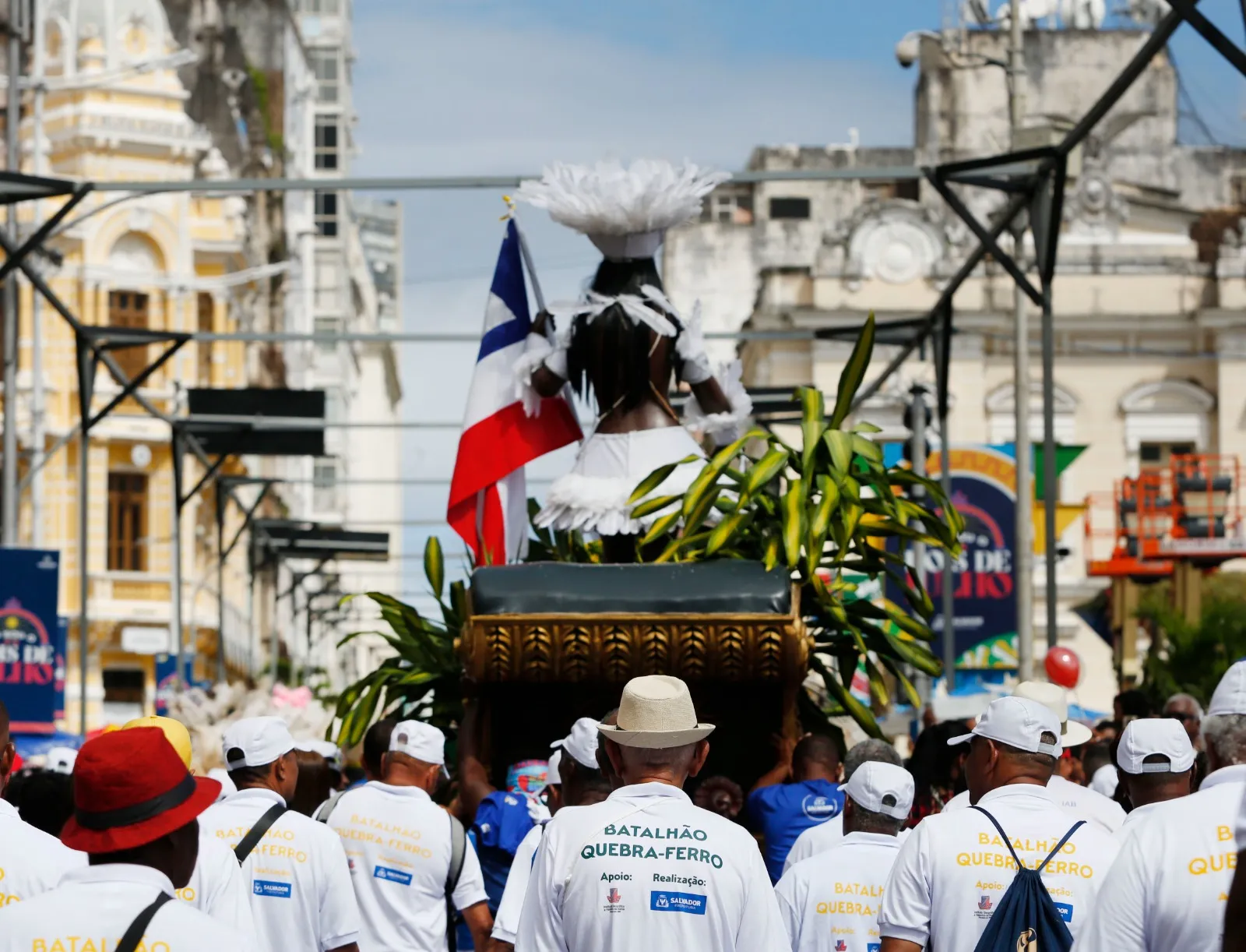 Batalhão Quebra-Ferro emociona no 2 de Julho em Salvador