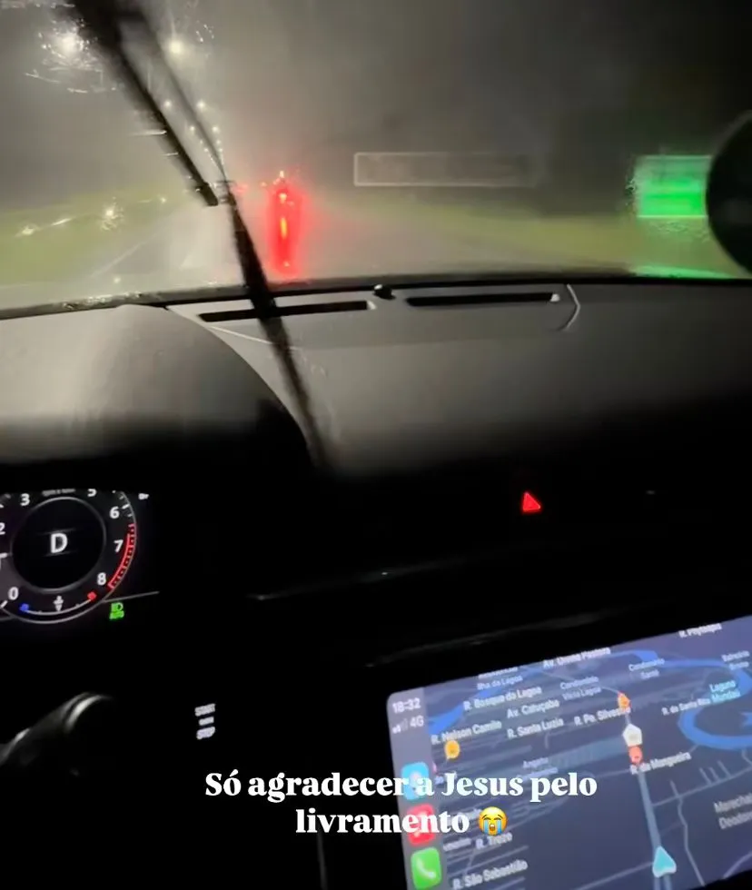 Blogueira parou para atender uma ligação no momento do acidente