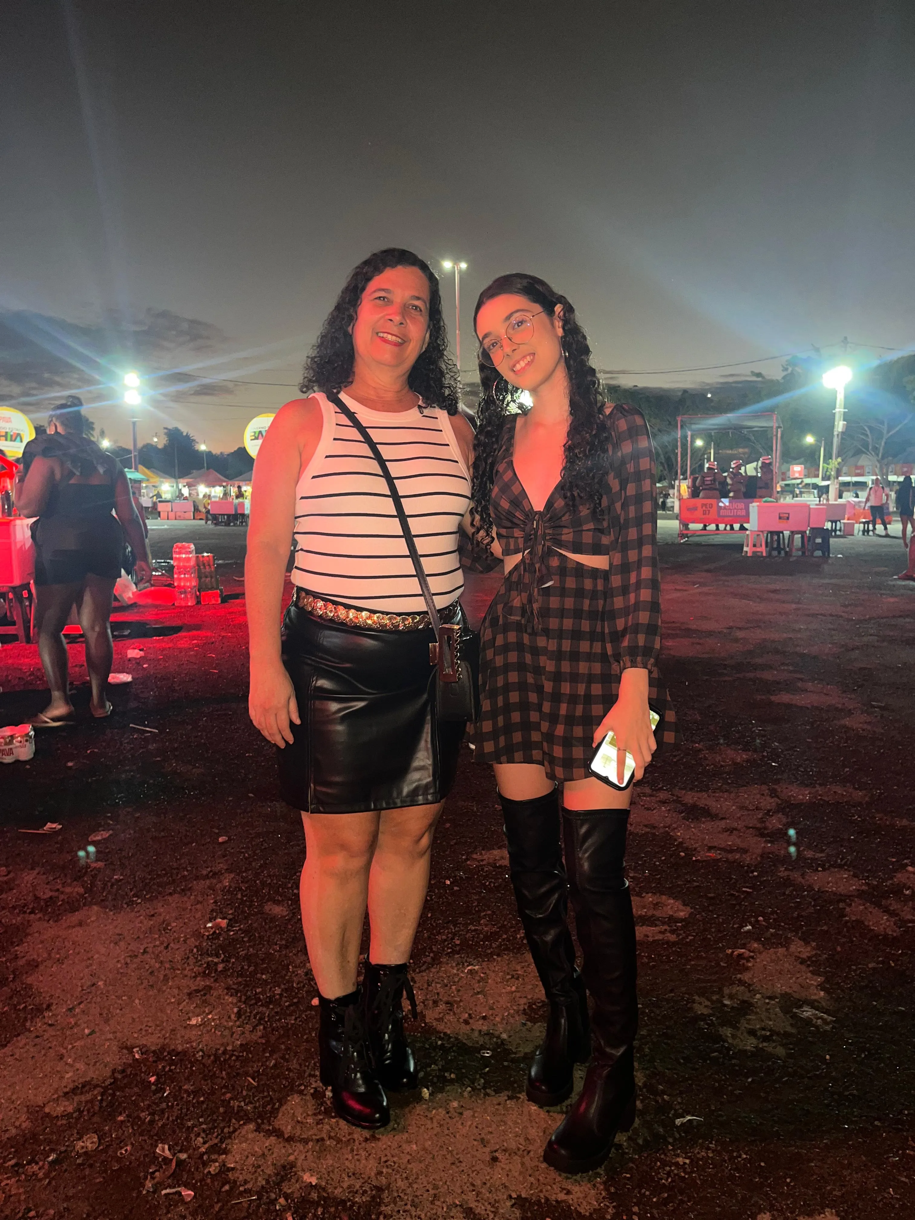 Elisabeth Frota e a filha, Gabriela Frota, lançaram o look com botas