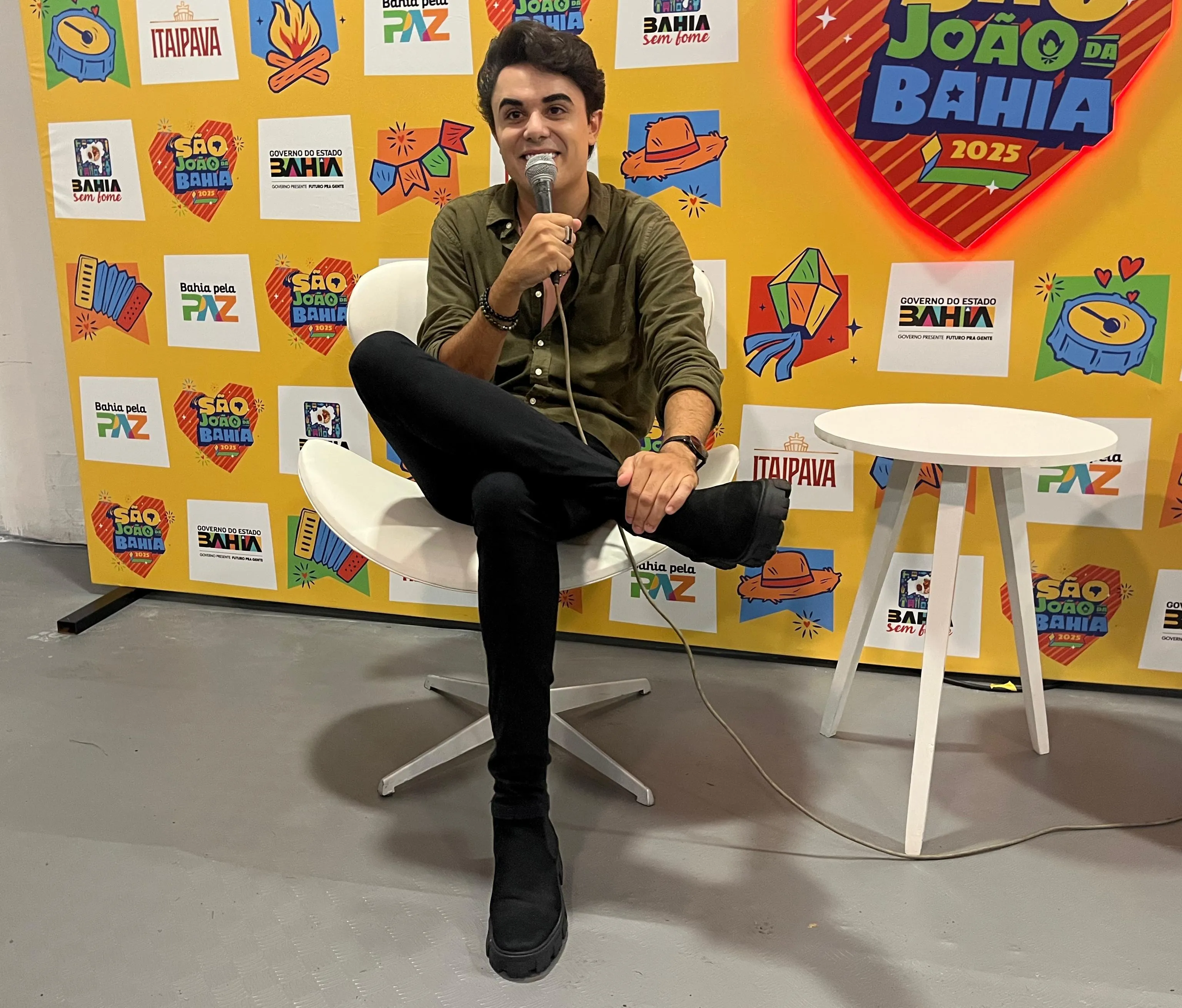 Cantor Pedro Libe não abre mão da bota