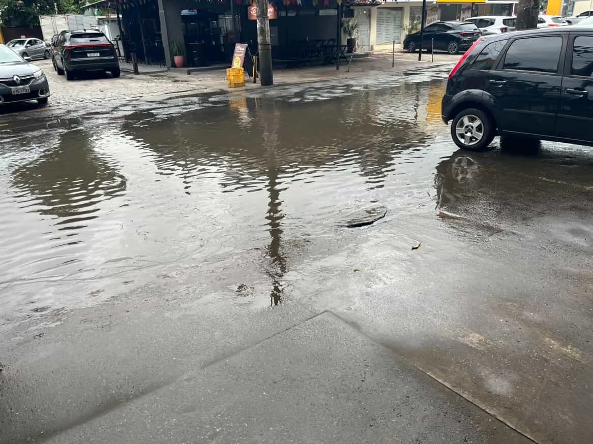 Imagem ilustrativa da imagem Buracos e alagamentos em Lauro de Freitas tiram paz de moradores
