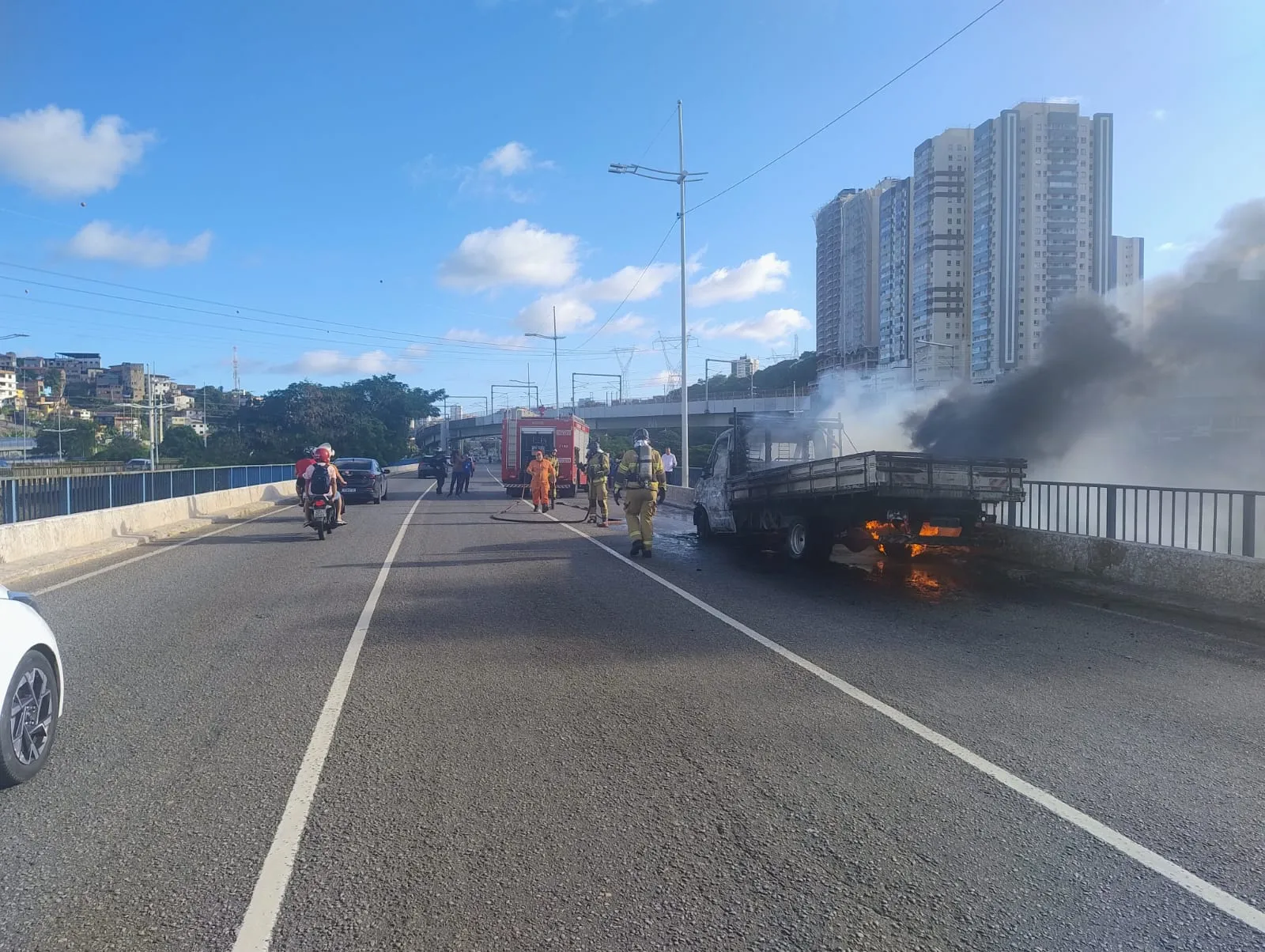 Caminhão ficou completamente destruído