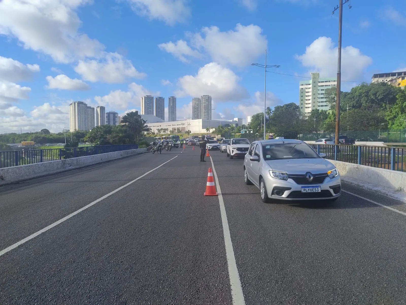 Apenas uma via da avenida está sendo utilizada