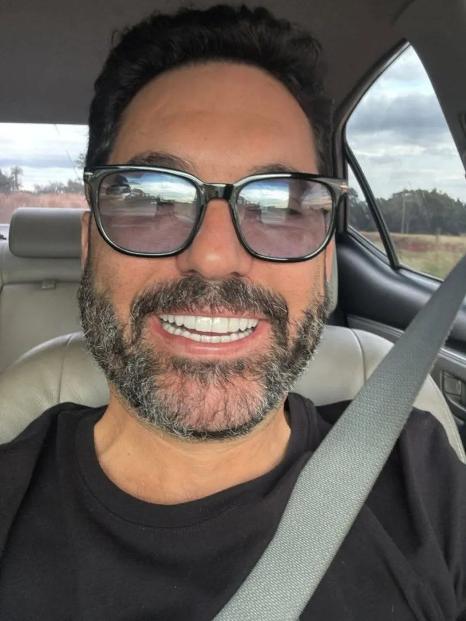 Imagem ilustrativa da imagem Cantor sertanejo famoso perde dente antes de show; confira