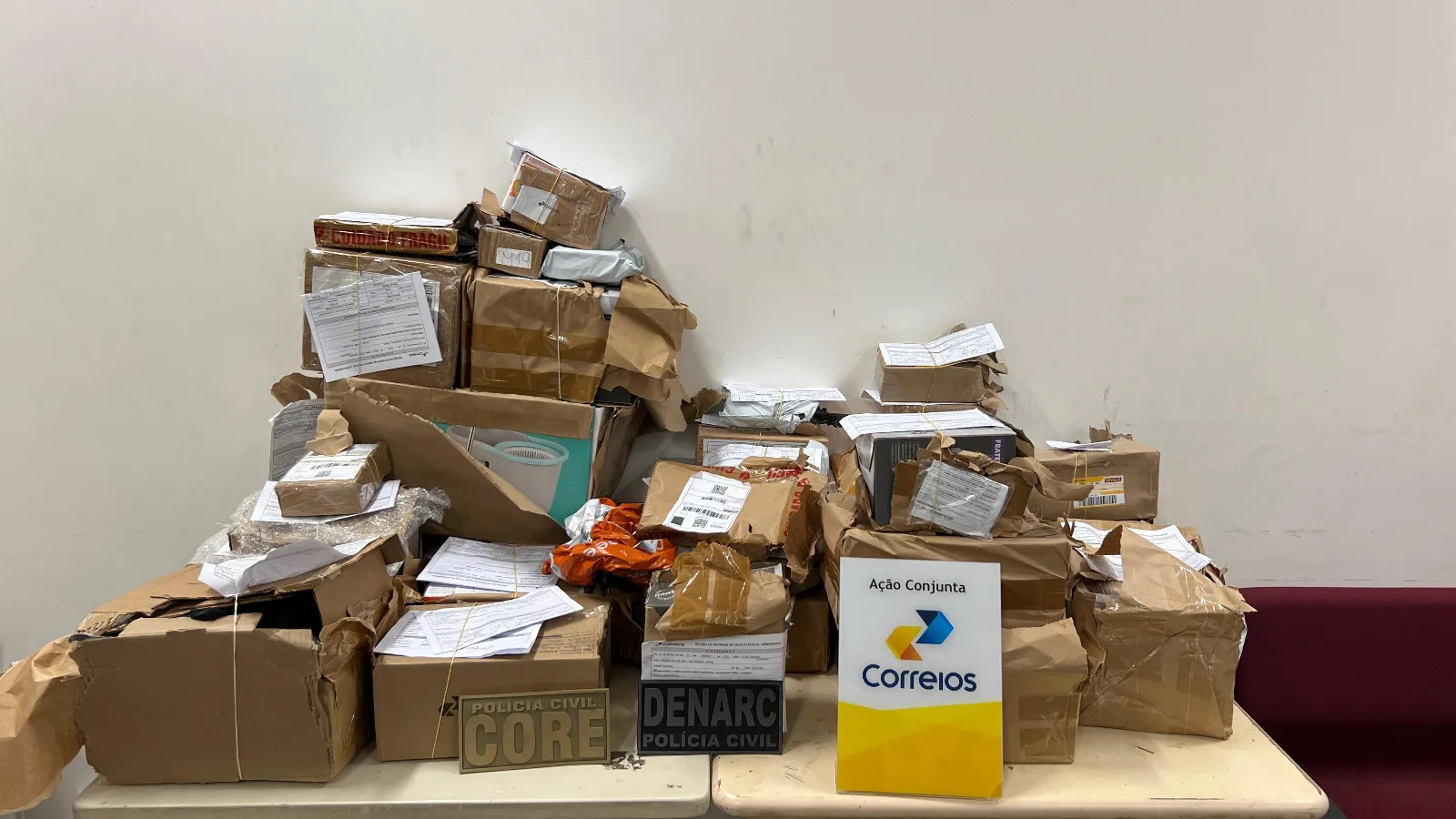 Mais de 50 pacotes com drogas foram apreendidos