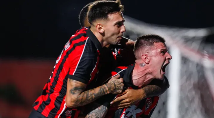 Kayzer estreou brocando dois gols na vitória contra o Vasco