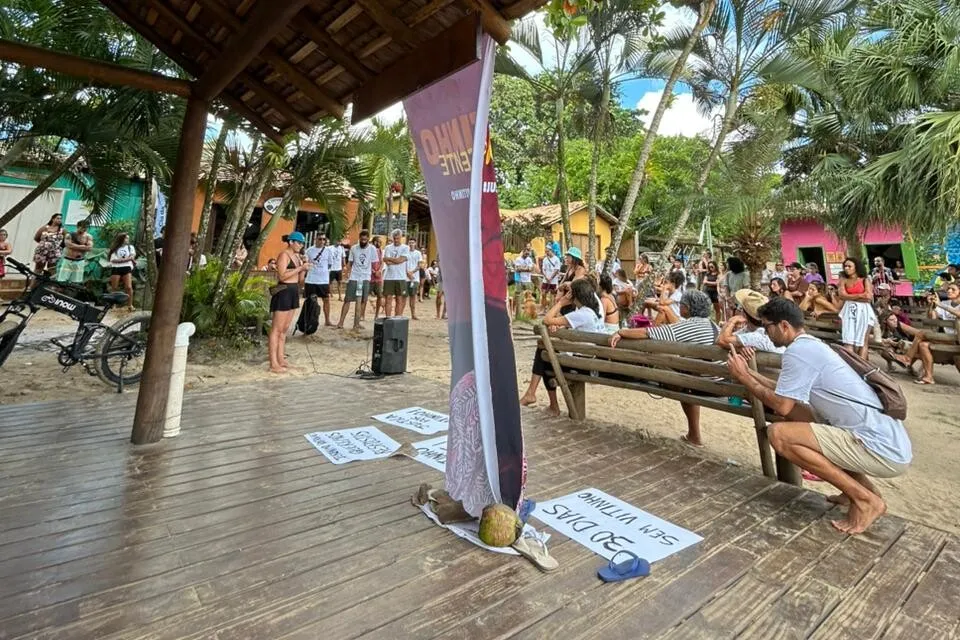 Manifestação pede justiça pela morte de Vitinho em Caraíva