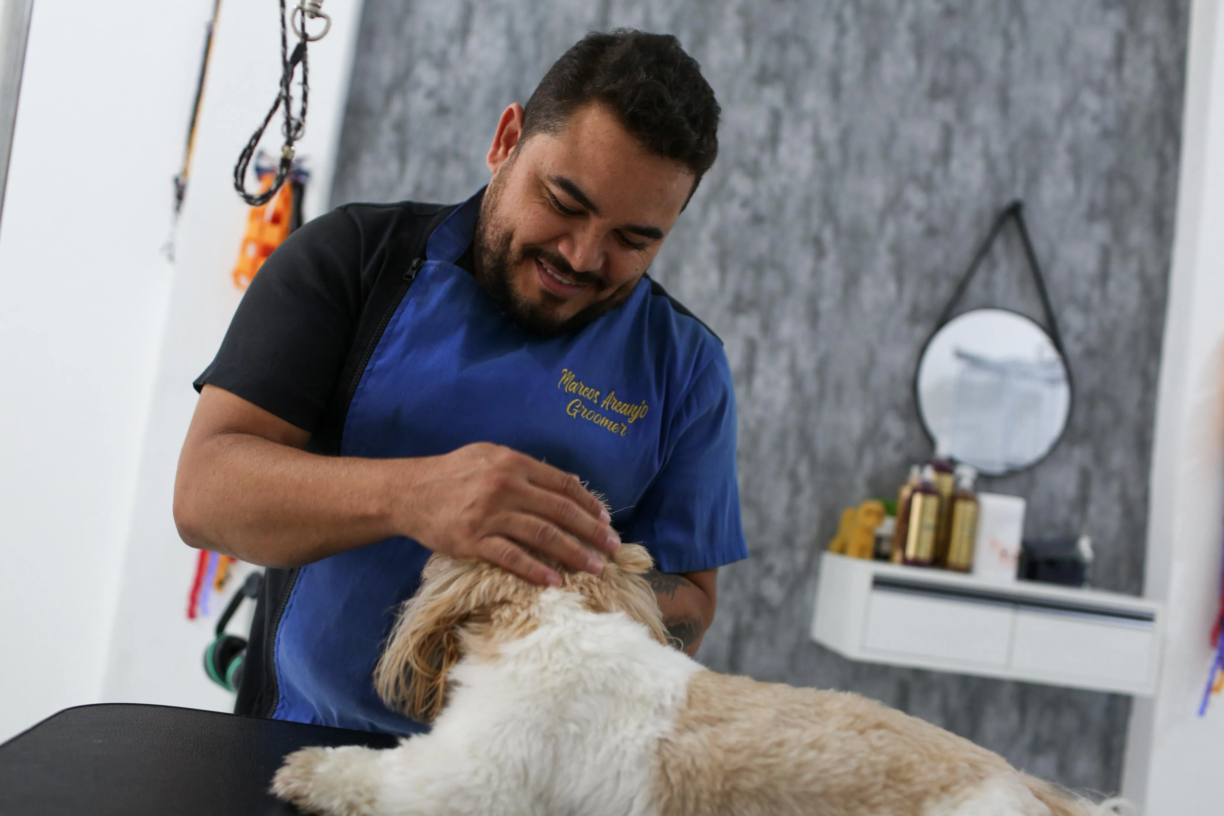 Marcos cuida dos pets