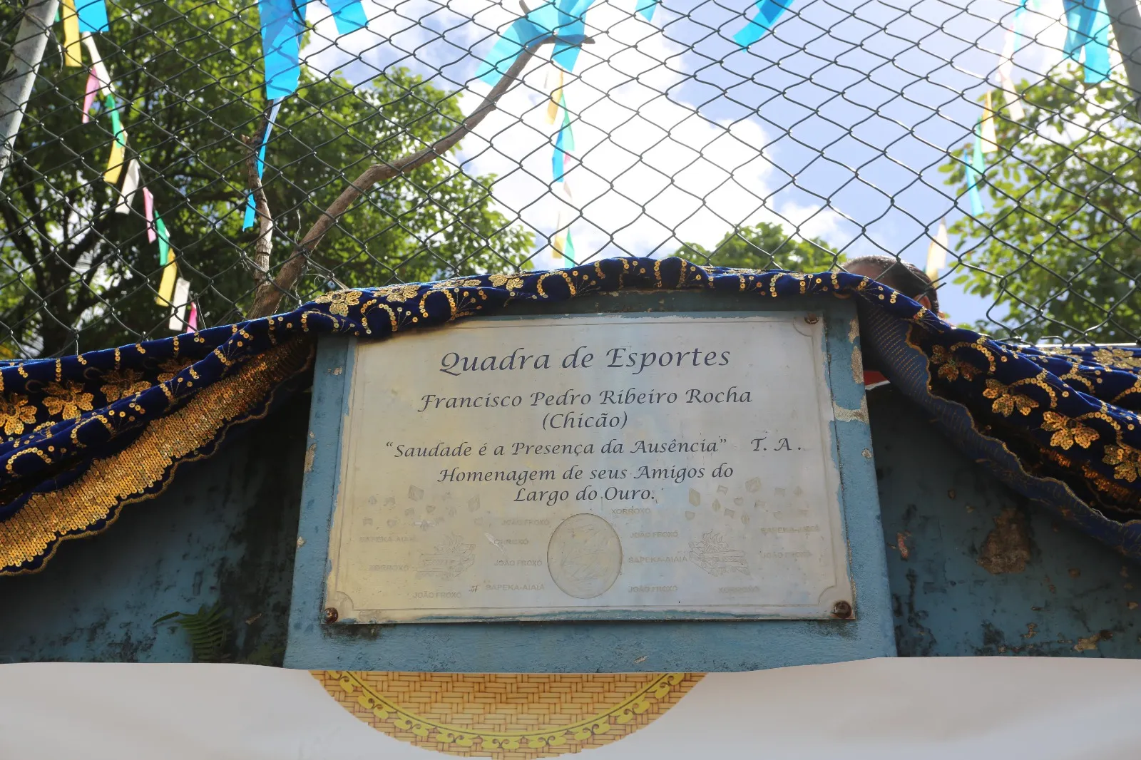 Placa em homenagem ao Mestre Chicão na quadra da região