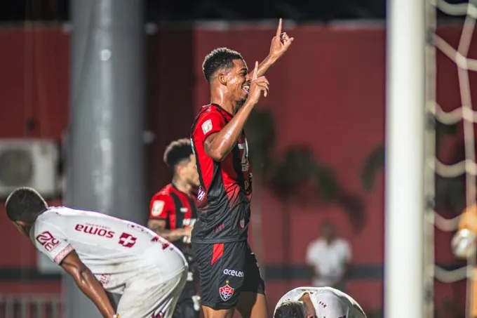 Carlinhos estreou marcando gol pelo Vitória