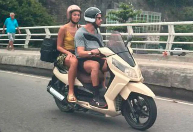 Alane Dias e José Loreto em passeio de moto
