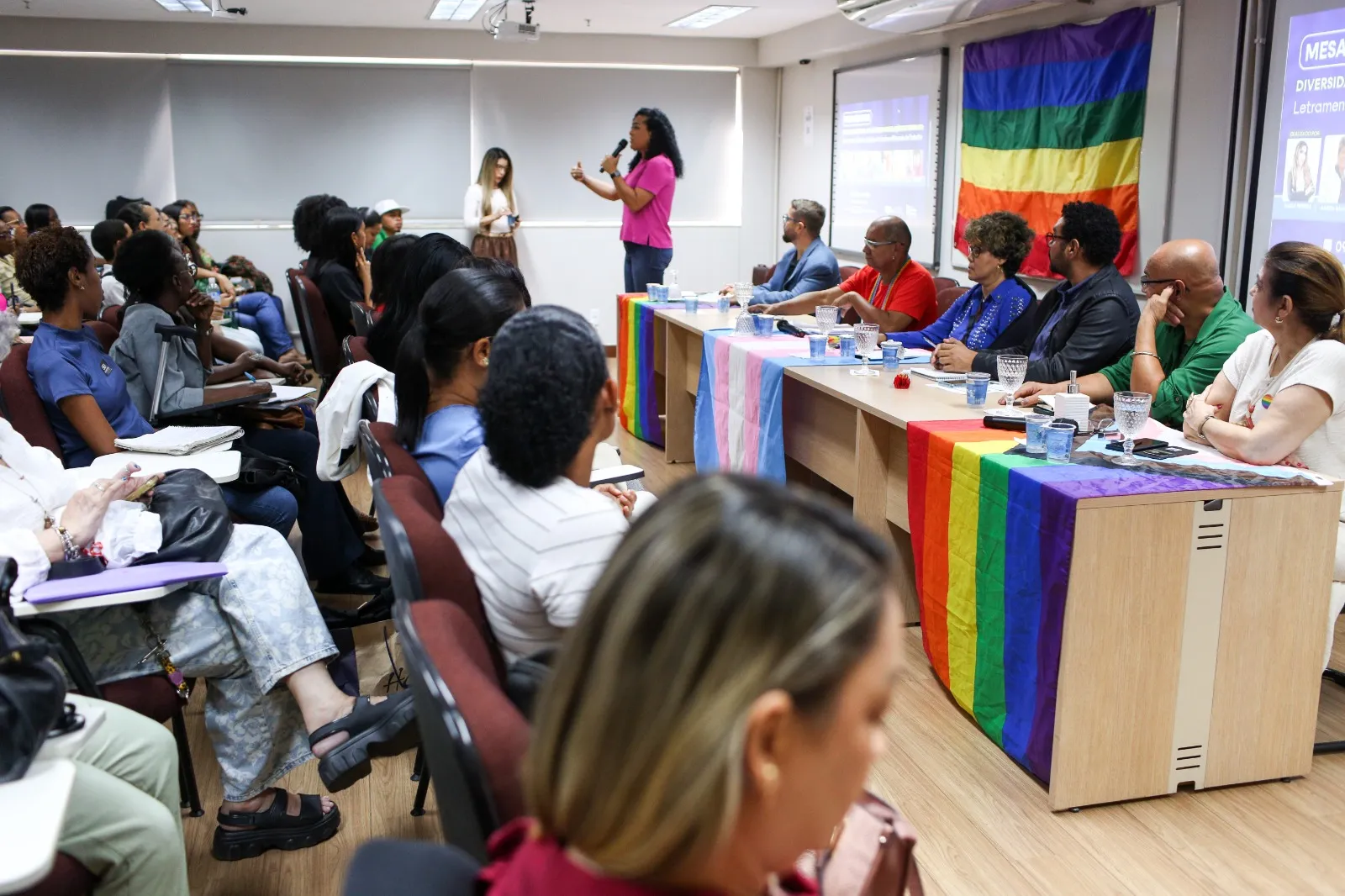 Imagem ilustrativa da imagem Inclusão de pessoas LGBTQIAPN+ no mercado de trabalho é debatida