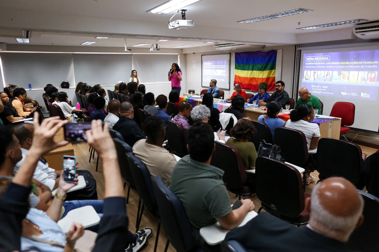 Imagem ilustrativa da imagem Inclusão de pessoas LGBTQIAPN+ no mercado de trabalho é debatida