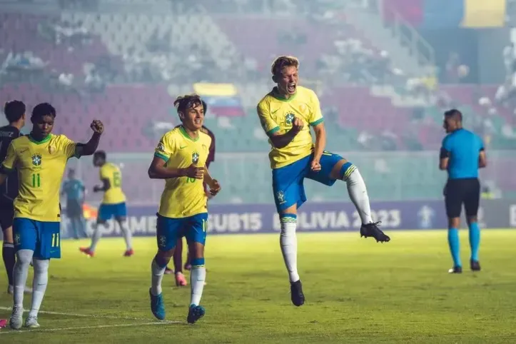 Dell, atacante do Bahia, comemorando gol com a Amarelinha