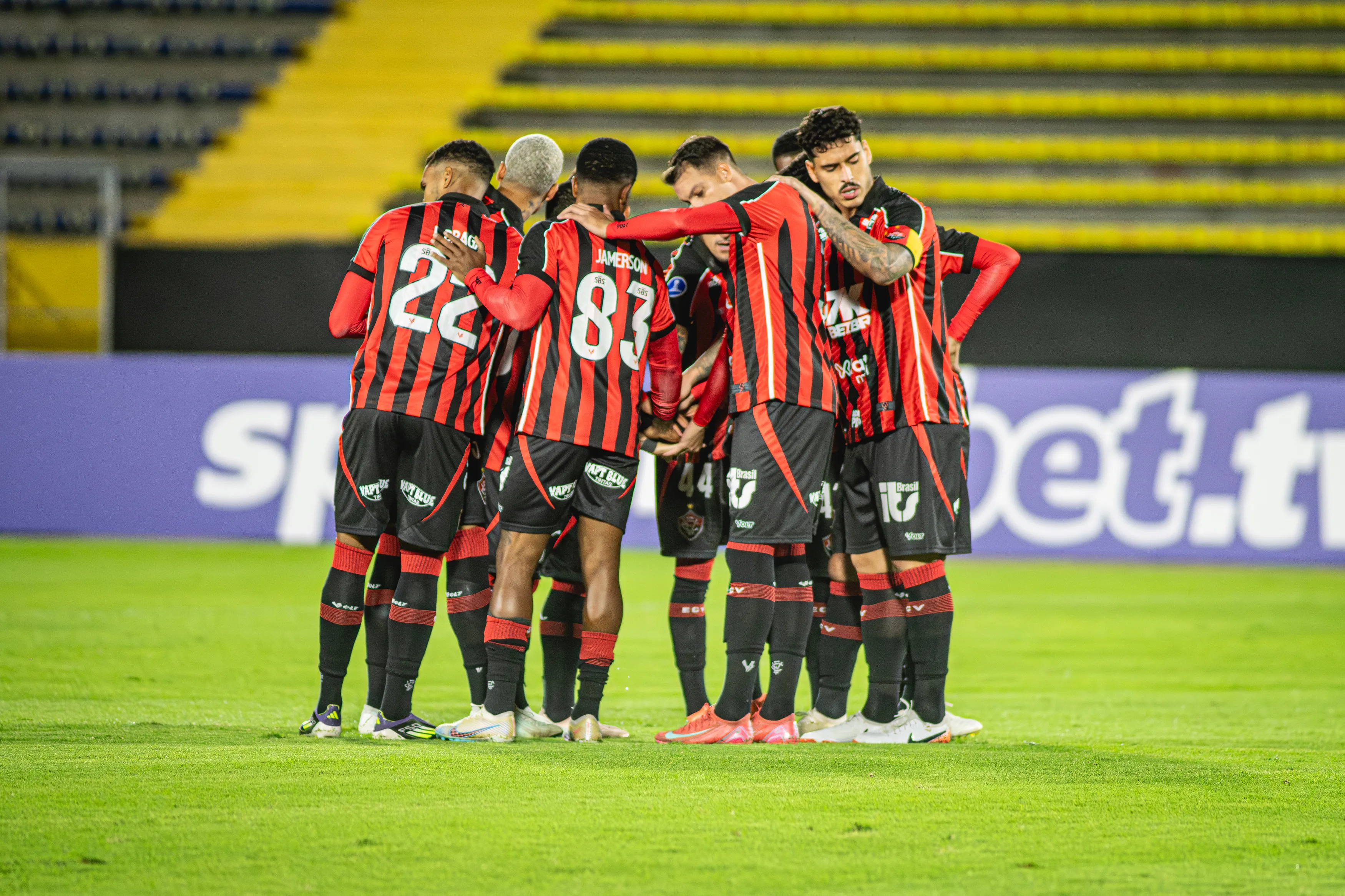 Vitória lutou e pontuou fora de casa