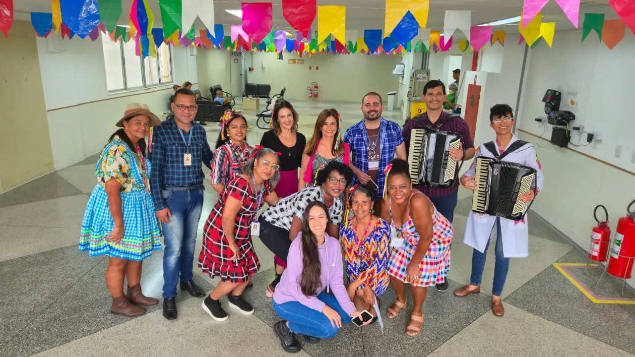 Os médicos Adriane Barreto e Cássio Fernandes se juntaram a Oficina de Música do hospital
