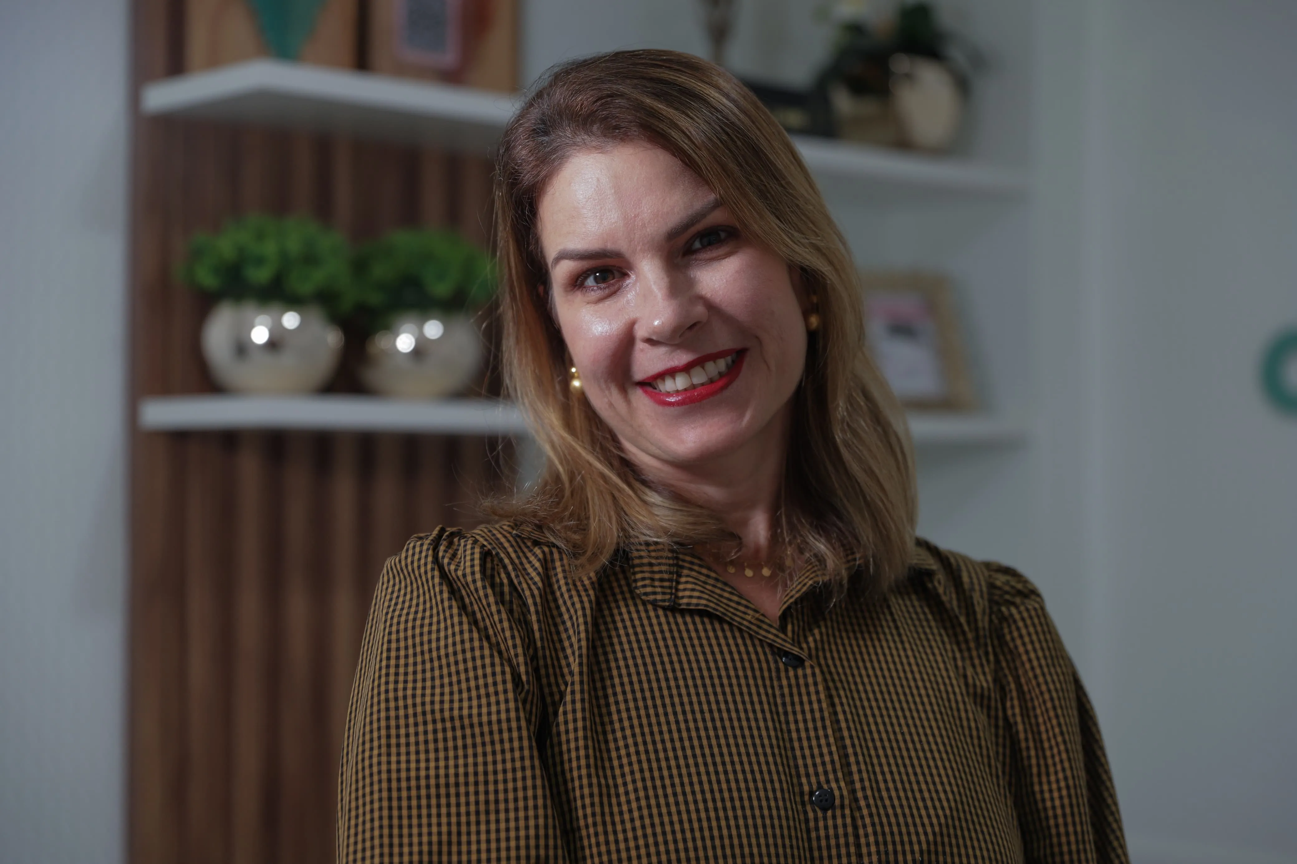 Médica cirurgiã com especialização em dermatologia e tratamento de feridas, doutora Gabriela Kruschewsky